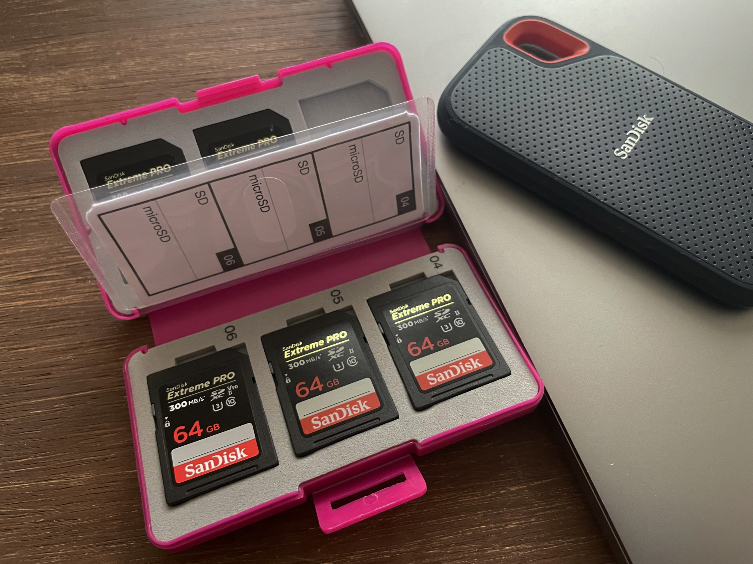 スマホ/家電/カメラSanDisk SSD 1TB サンディスク　SDカード　セット　カメラマン