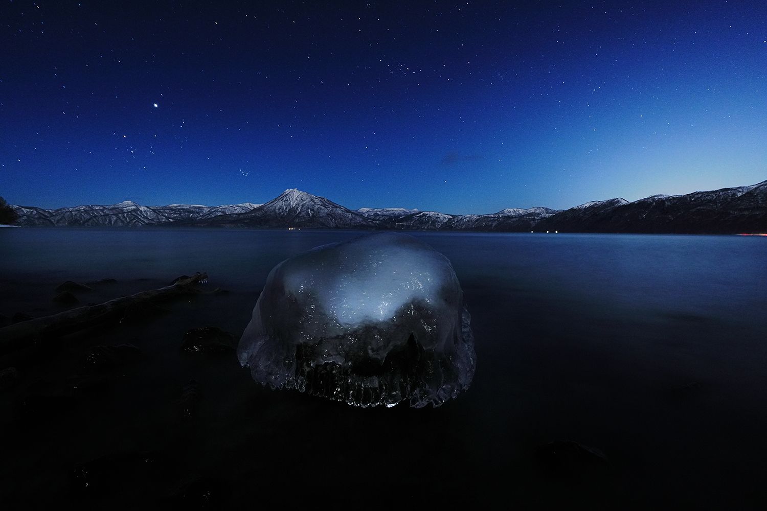 『フォトコン』2025年8月号 ネイチャーフォトの部 推薦「深淵」池之上陽博